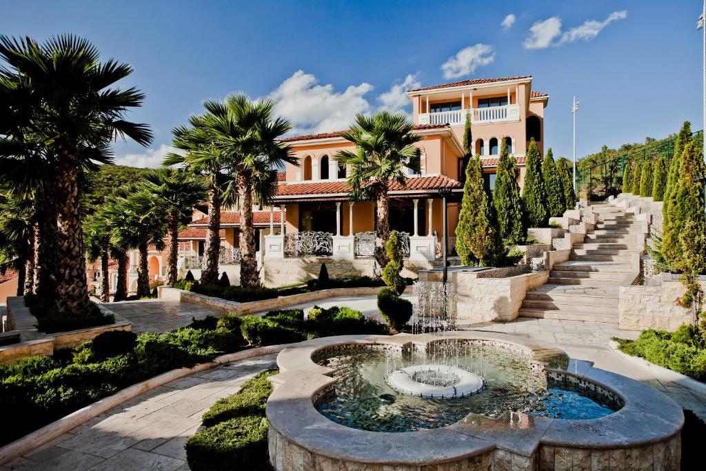 埃勒尼特Villas Elenite Premium的花园中带喷泉的房子