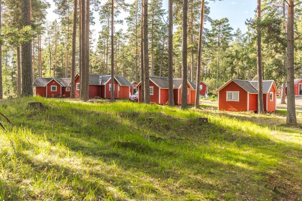 赛夫勒First Camp Duse Udde - Säffle的森林中一排红色小屋