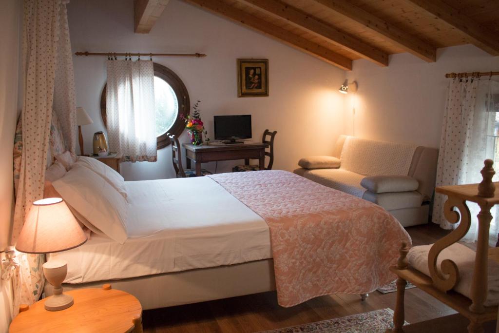 托尔博莱Al Rustico的一间卧室配有一张床、一把椅子和一张书桌