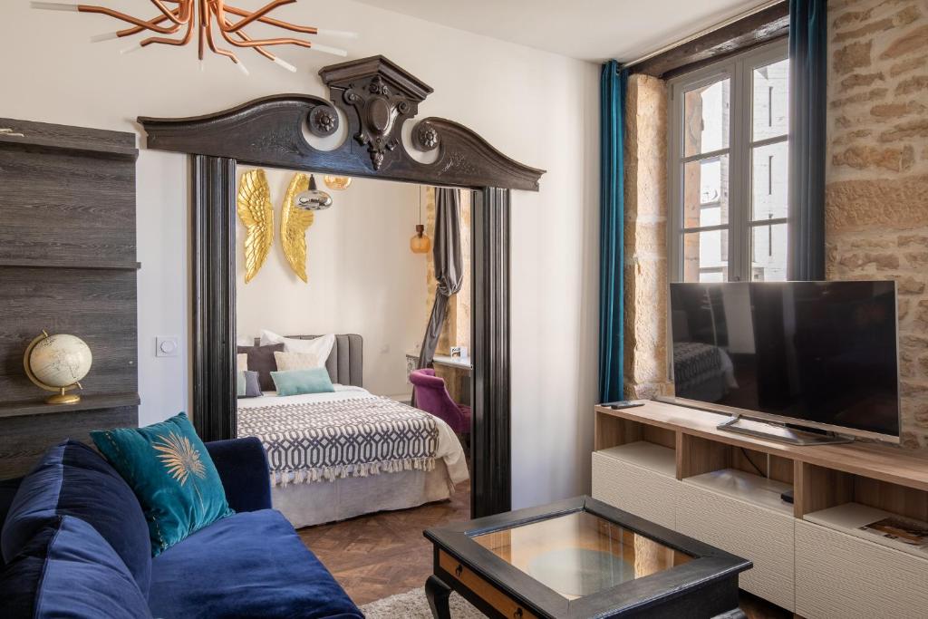 第戎La Suite Indivio - Appartement standing vue cathédrale的客厅配有蓝色的沙发和大镜子