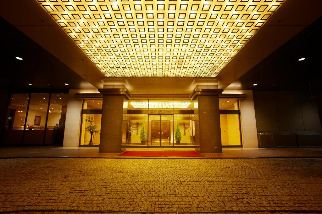 八王子市八王子京王广场酒店的一座大型建筑,拥有带灯光的大型天花板