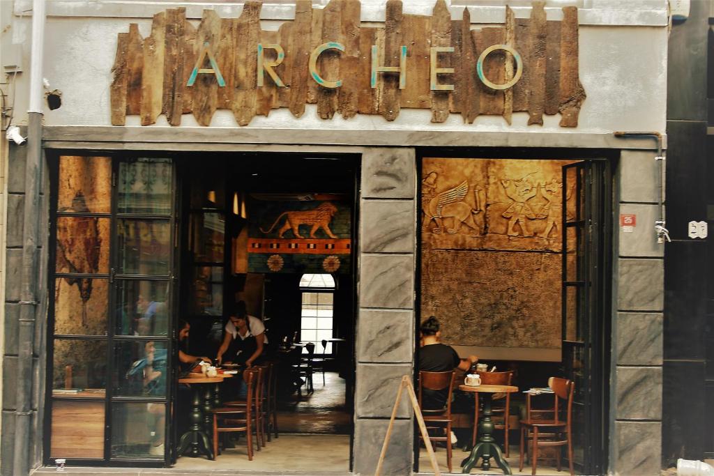 伊斯坦布尔Archeo的门口的餐桌上有人坐的餐厅