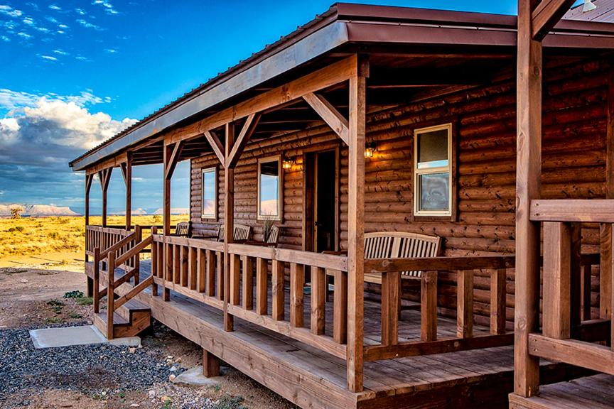 皮奇斯普林斯Cabins at Grand Canyon West的小木屋设有门廊和2把椅子