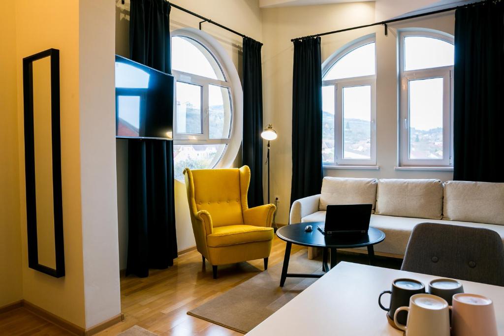 德瓦NORDIC Home的带沙发和2扇窗户的客厅