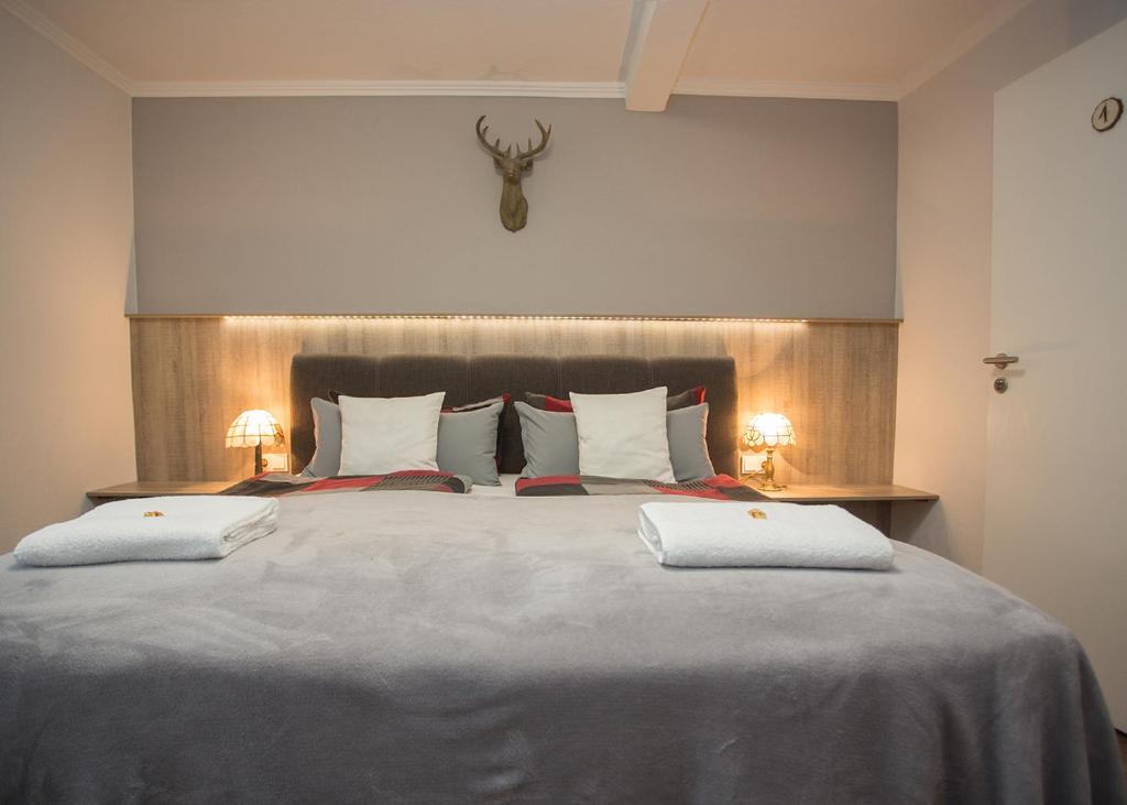 哈伦贝格Haus Jungmann的一间卧室配有一张带两个白色枕头的大床