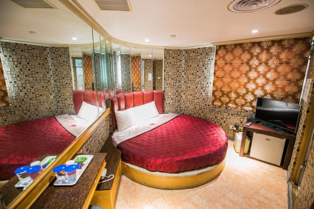 台北百悅旅社的一间火车室,配有两张床和电视