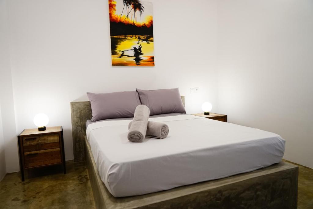 尼甘布Island life的一间卧室配有一张带2个床头柜的大床