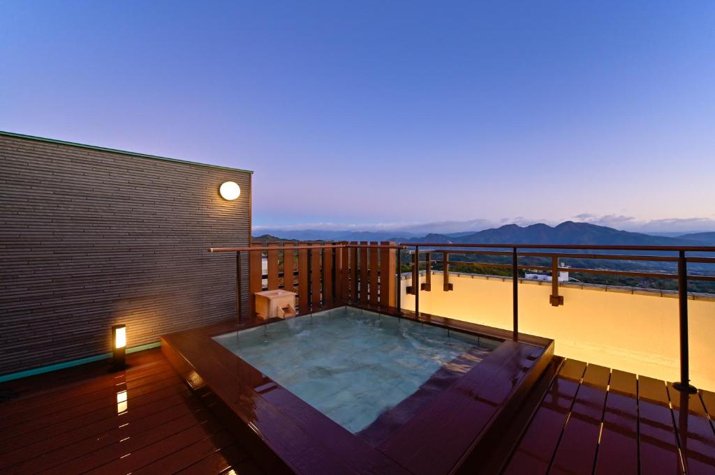 涩川市麦马思杜肯酒店的房屋阳台的热水浴池