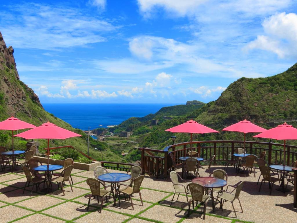 九份金瓜石艺栈景观度假别墅的一个带桌椅的海景庭院