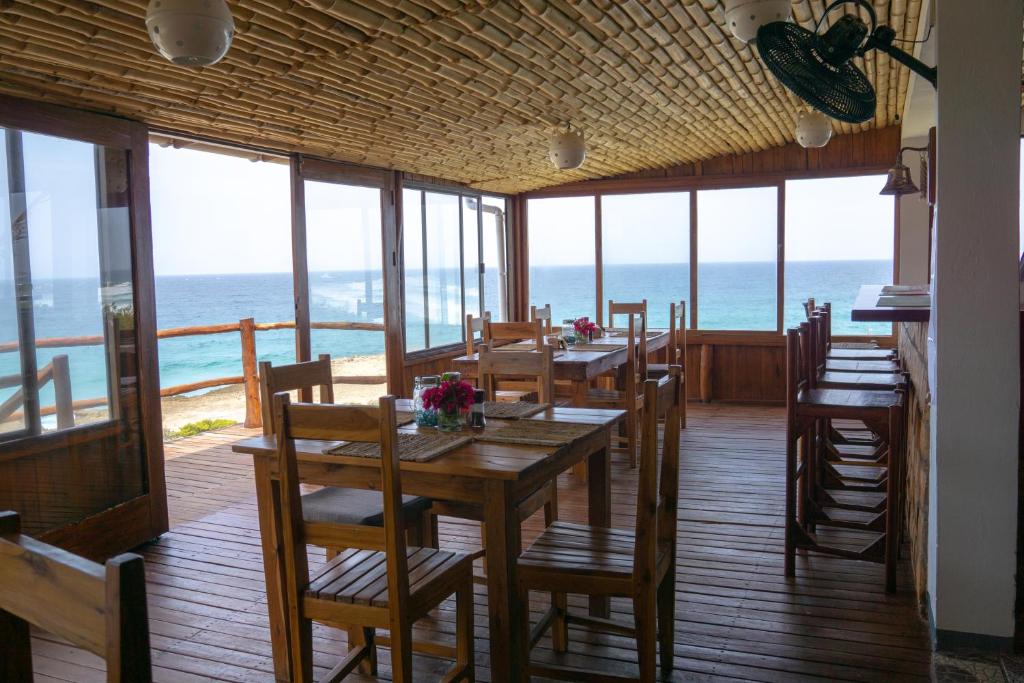 托弗海滩C-Mew Guest House的一间带桌椅的海景用餐室