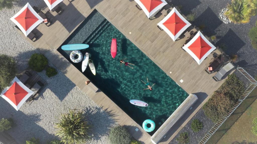 多吕多勒龙乐维特宝依斯酒店的游泳池的顶部景色,里面的人