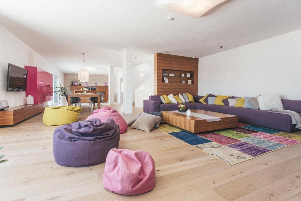 艾奇Glücksthaler by AA Holiday Homes - SchladmingDachstein的客厅配有紫色沙发和枕头