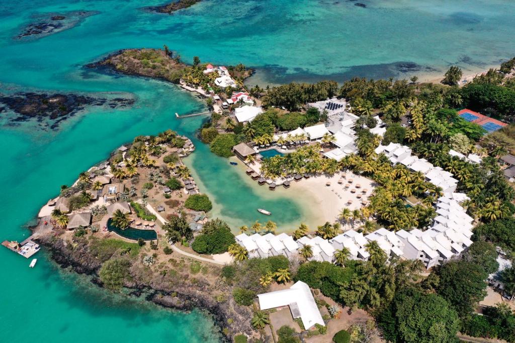 马勒勒角Paradise Cove Boutique Hotel (Adults Only)的海洋岛屿的空中景观