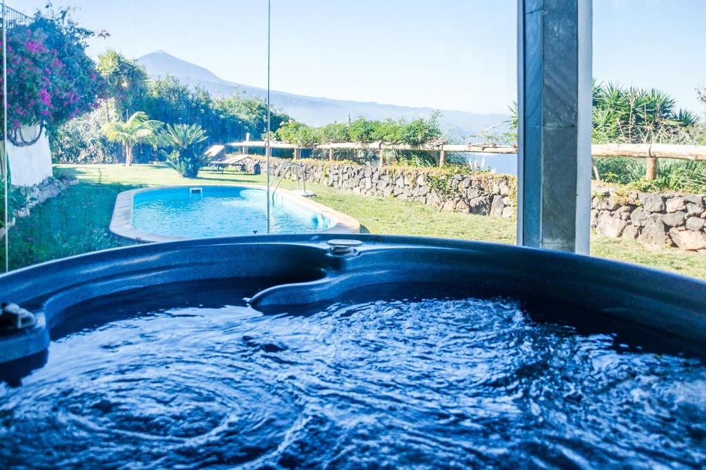 绍萨尔Casa Las Riquelas的一个带热水池的庭院内的热水浴池
