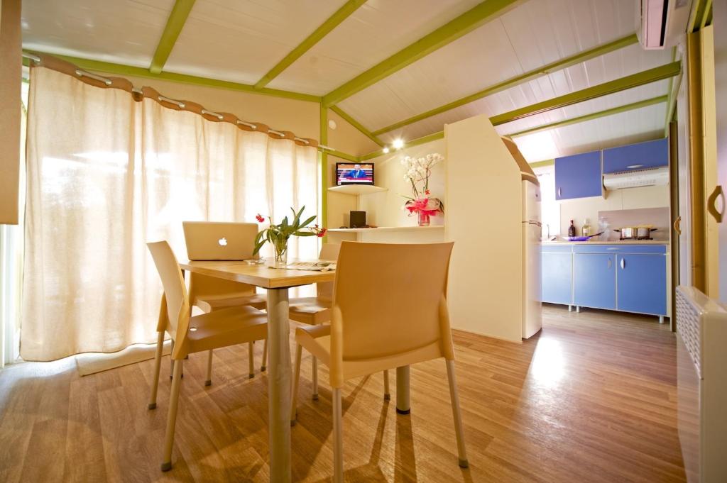 普林托迪斯卡利诺Camping Piper的用餐室配有桌椅和笔记本电脑