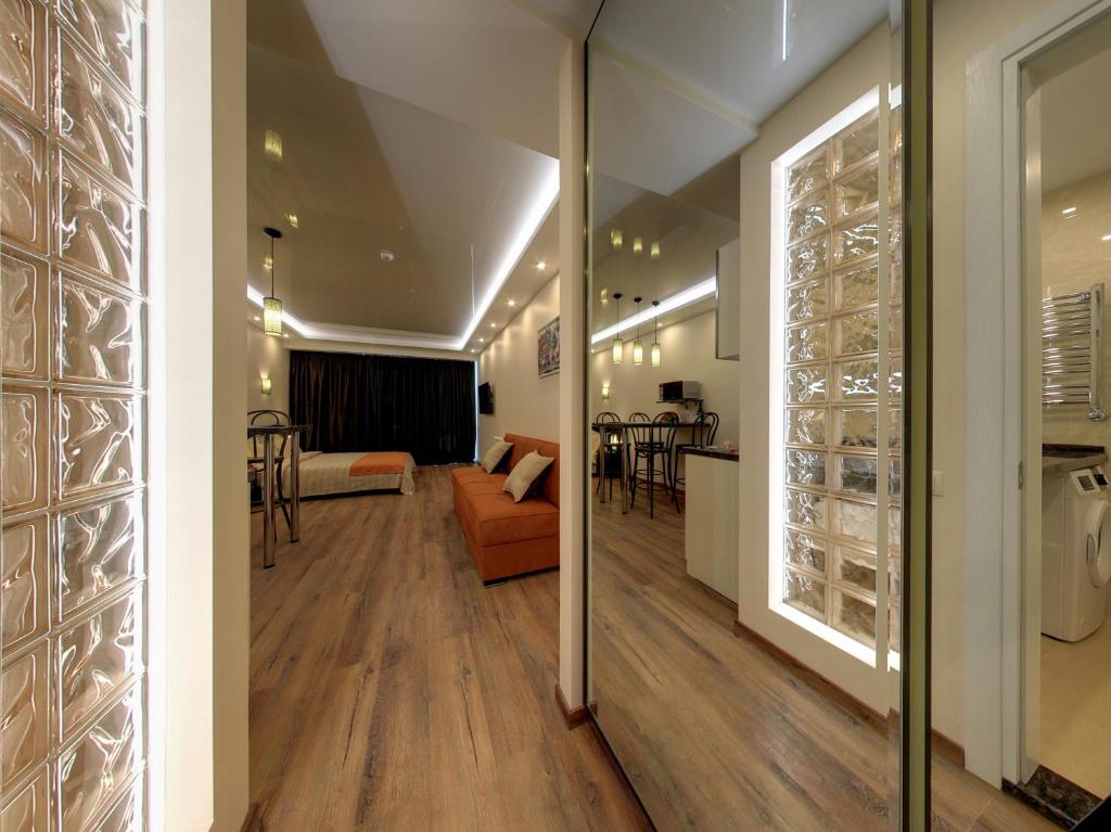 古多里Amber DeLUX Atrium-Neo, New Gudauri的客厅配有沙发和桌子