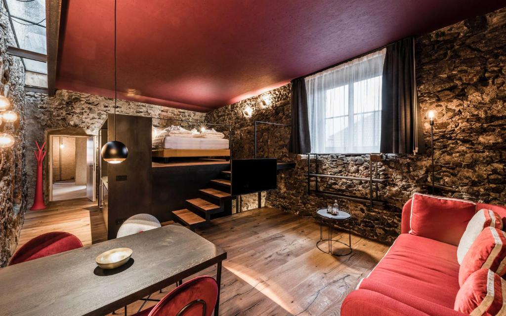 格洛伦萨Flurin Suites的客厅配有红色的沙发和床。