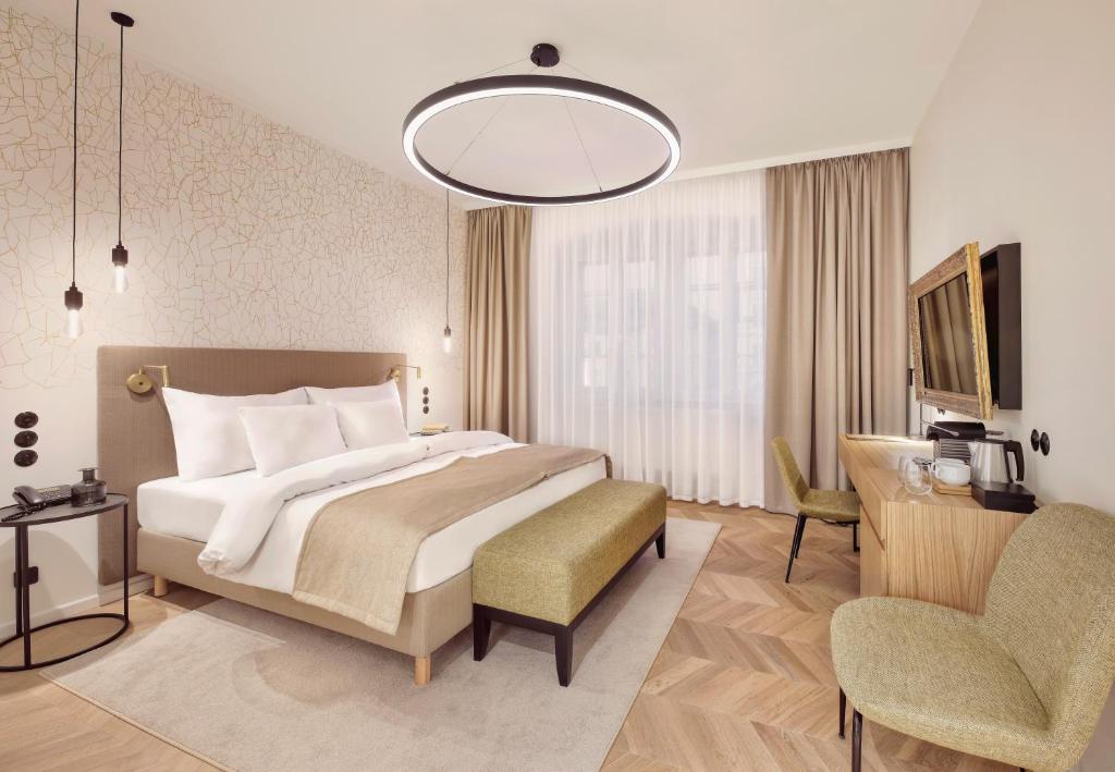 捷克克鲁姆洛夫Hotel OLDINN的酒店客房带一张大床和一把椅子