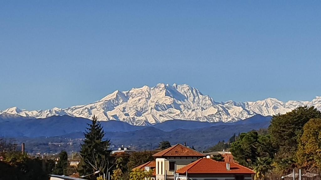 塞斯托卡伦德APPARTAMENTI TICINO的远处的山脉,有积雪覆盖的山脉