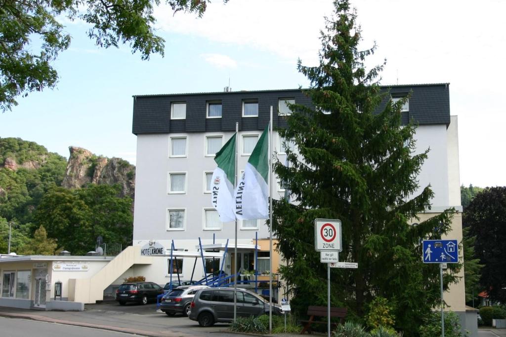 施泰因-埃伯恩堡地区巴特明斯特克朗酒店的前面有两面旗帜的建筑