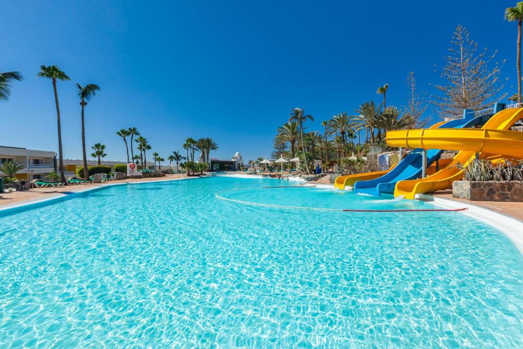 圣阿古斯丁Abora Interclub Atlantic by Lopesan Hotels的一个带水滑梯的大型游泳池