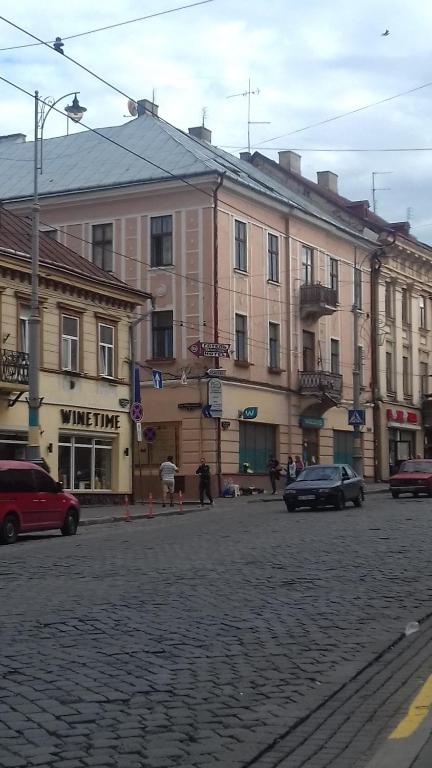 切尔诺夫策Chernivtsi city center hostel的街上一群有车的建筑