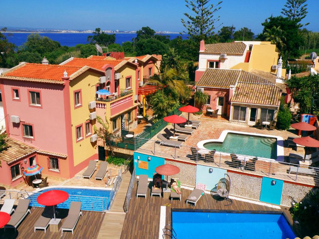 拉戈斯维拉斯D迪尼斯旅馆 - 迷人居所（仅限成人）的享有带游泳池的房屋的空中景致