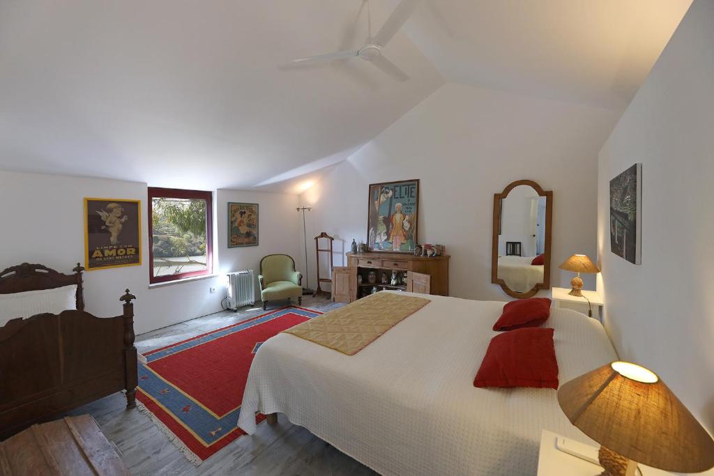 圣若昂达佩什凯拉Quinta da Ferradosa Wines的一间带白色大床的卧室和一间客厅