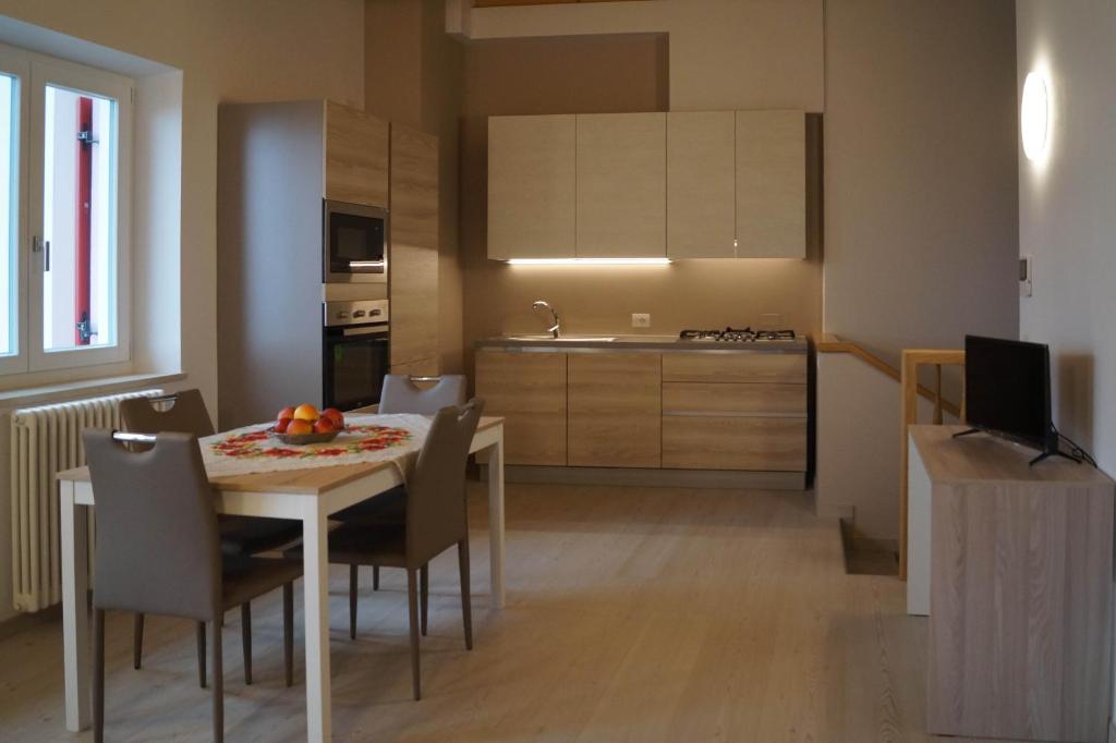 卡韦达戈Appartamenti Il Cerbiatto的厨房以及带桌椅的用餐室。