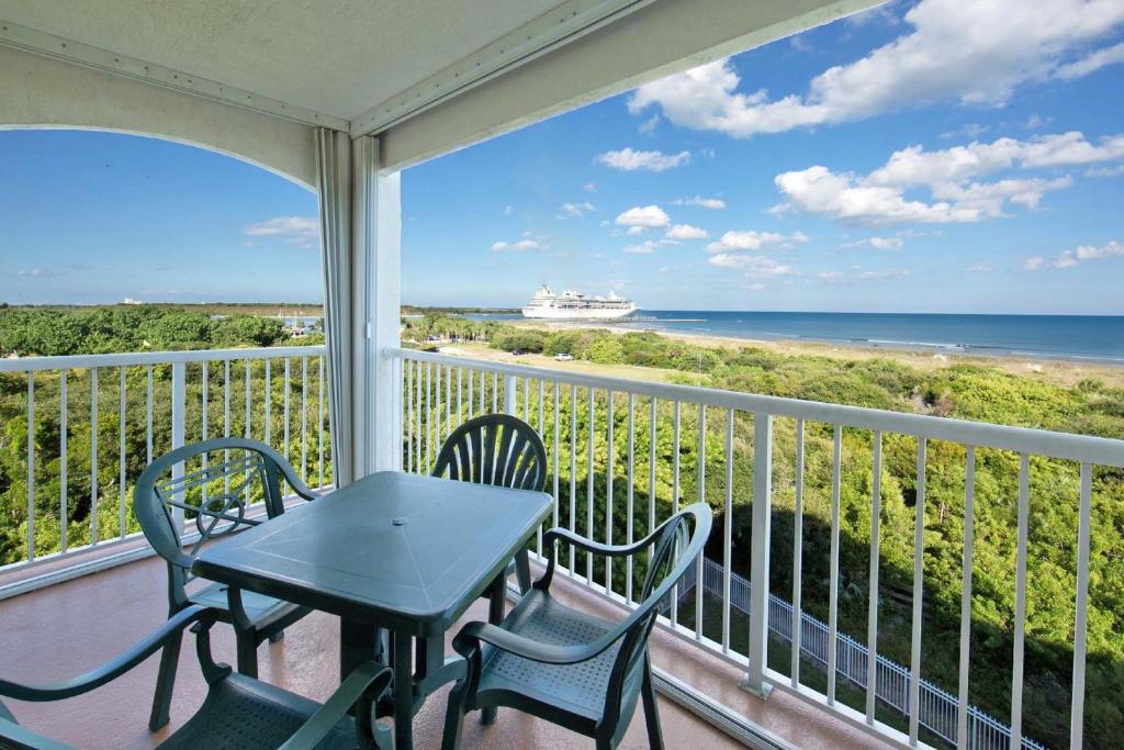 卡纳维拉尔角Cape Canaveral Beach Resort的阳台配有桌椅,享有海景。