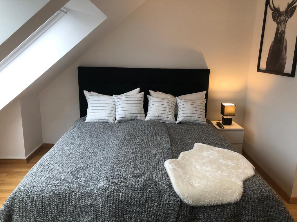 不莱梅Newtown Apartments Bremen的卧室配有带白色枕头的大床