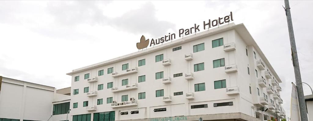 新山Austin Park Hotel的一座酒店大楼,上面有标志