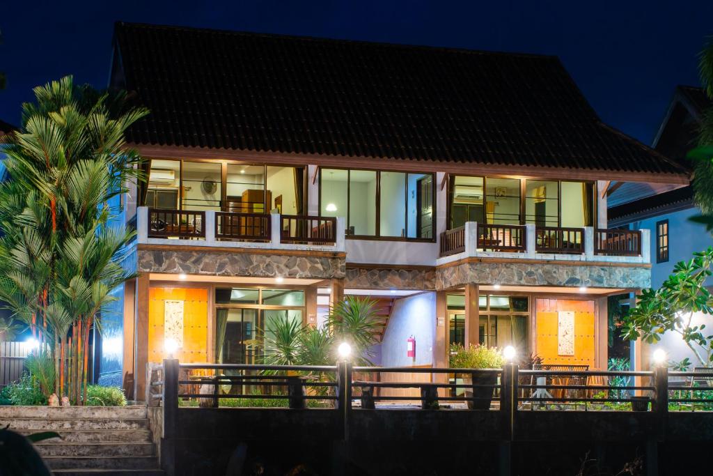 达叻府达勒班里纳度假村的带阳台的房屋