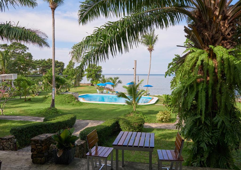 象岛大象湾度假村的从度假村的庭院欣赏到海景