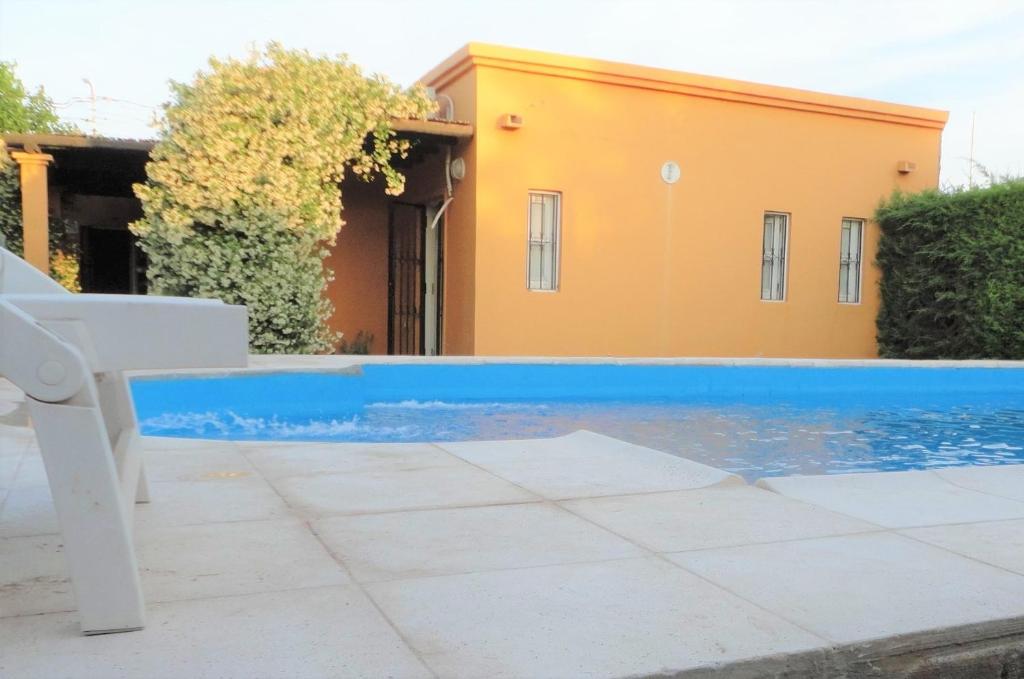 维斯塔尔巴Jazmin de Lluvia的房子前面的蓝色游泳池