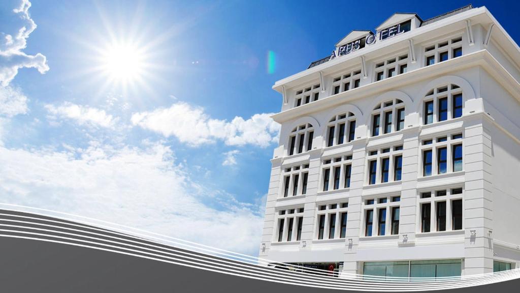 埃斯基谢希尔阿鲁斯酒店的天空中阳光灿烂的白色建筑