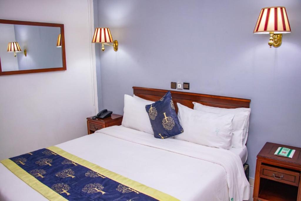 杜阿拉德加勒王子酒店的一张位于酒店客房的床位,设有2个床头柜