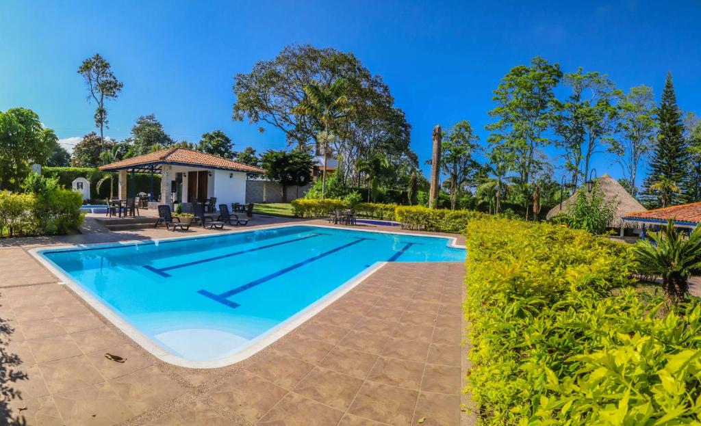 蒙特内哥罗Hotel Campestre Santa Lucia的一座房子后院的游泳池