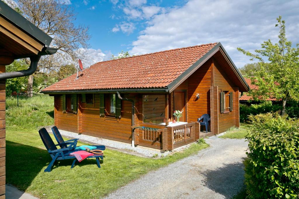 菲希塔赫KNAUS Campingpark Viechtach的小木屋 - 带甲板和两把椅子