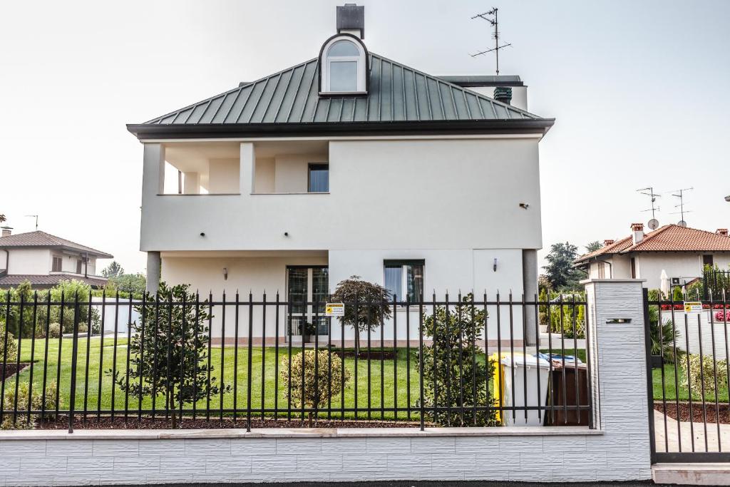 罗镇B&B LUXURY ITALIAN HOUSE的白色的房子,有黑色的围栏