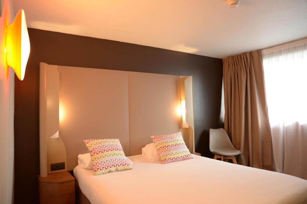 老巴拉吕克钟楼SETE巴拉胡克酒店的卧室配有带枕头的白色床和窗户。
