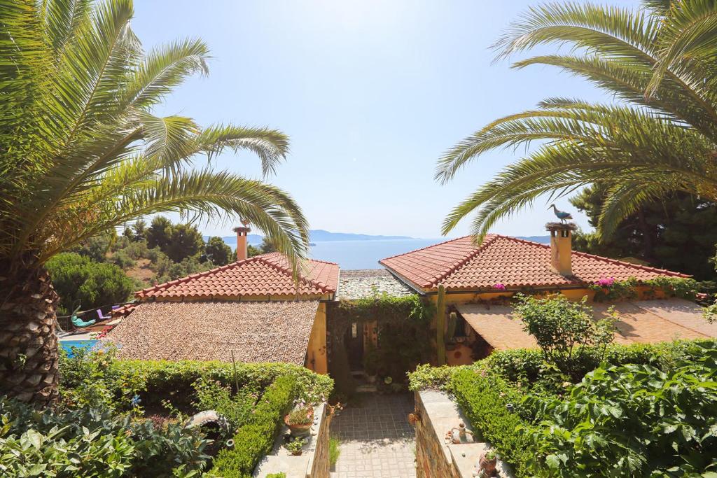 阿克雷迪斯Absolute vacation luxury Villa Stratos near sea majestic view的海滨棕榈树度假屋