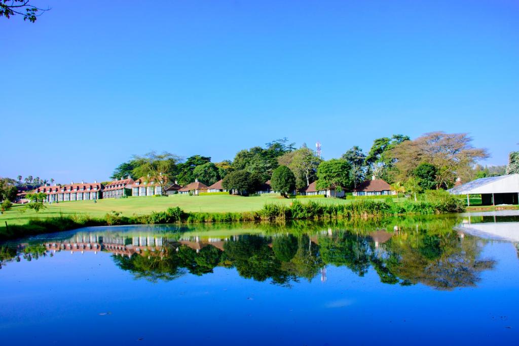 内罗毕温莎高尔夫酒店及乡村俱乐部的享有湖对面俱乐部会所的景致