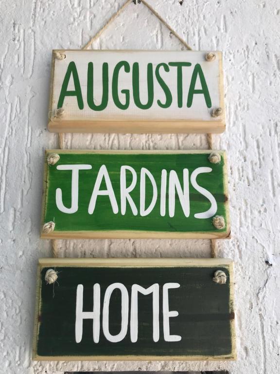 圣保罗Augusta Jardins Home的两个标志挂在墙上,上面有阿根廷和塔尔丁斯的字样