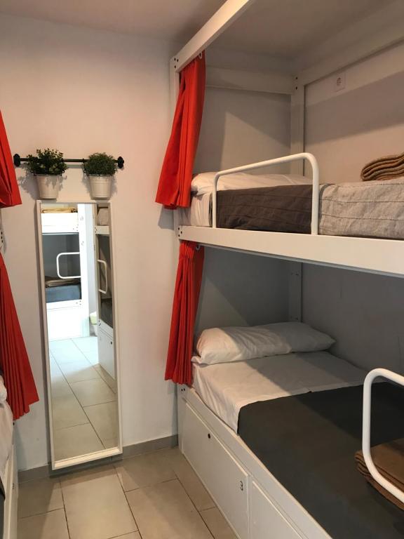 巴塞罗那巴塞罗那猫旅馆的客房设有两张双层床和镜子