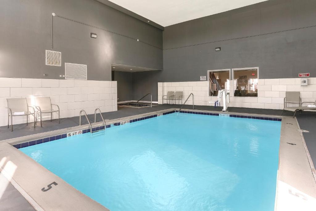 博林格林Baymont by Wyndham Bowling Green的在酒店房间的一个大型游泳池