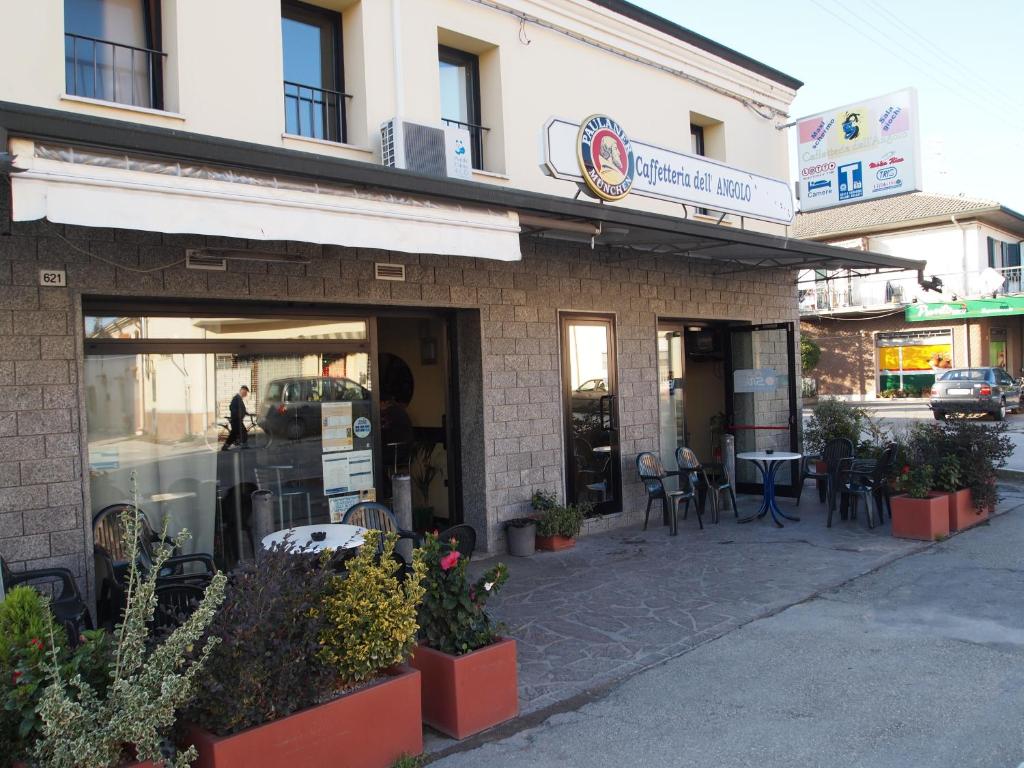 Borghetto SecondoCaffetteria dell'Angolo的外面设有桌椅的餐厅