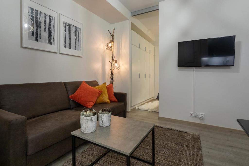 罗瓦涅米Tuomas´luxurious suites, Koivu的客厅配有沙发和桌子