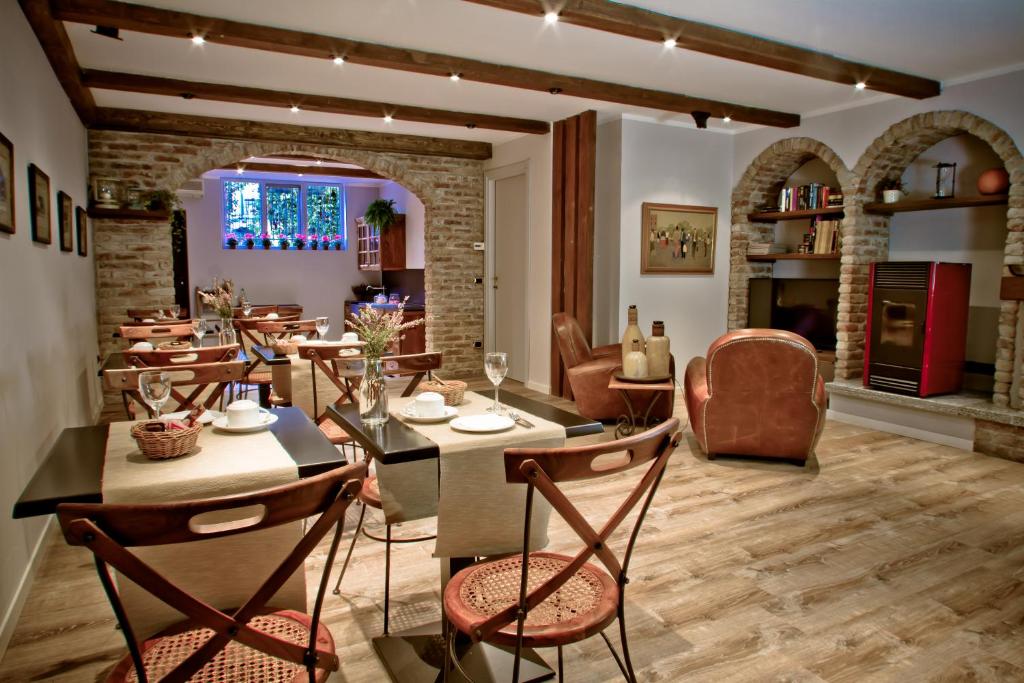 罗扎诺博尔戈曼佐尼 - 舒适旅馆的客厅配有餐桌和椅子