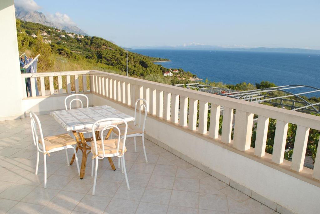 布雷拉Apartments Marko - amazing sea view的俯瞰大海的阳台配有桌椅